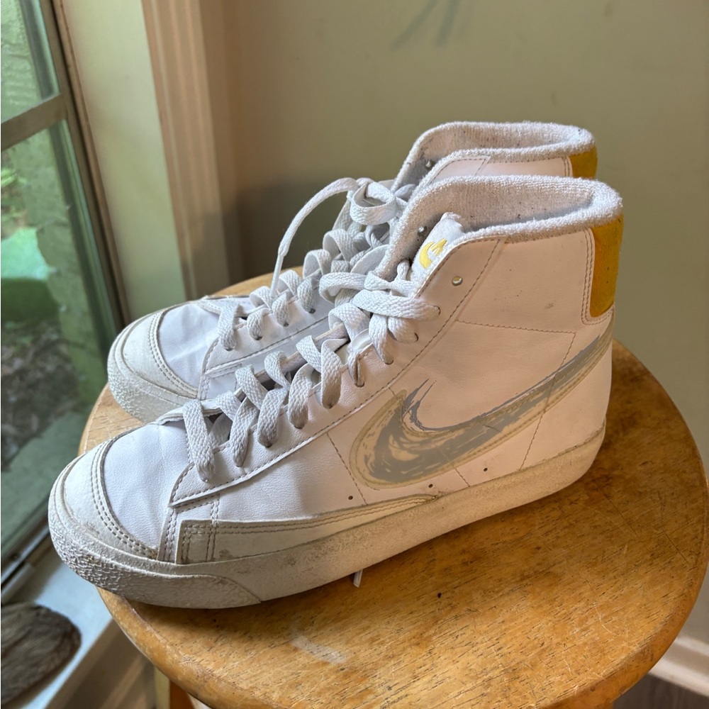 Nike Blazer Mid ‘77 Kids 6 Womens 8